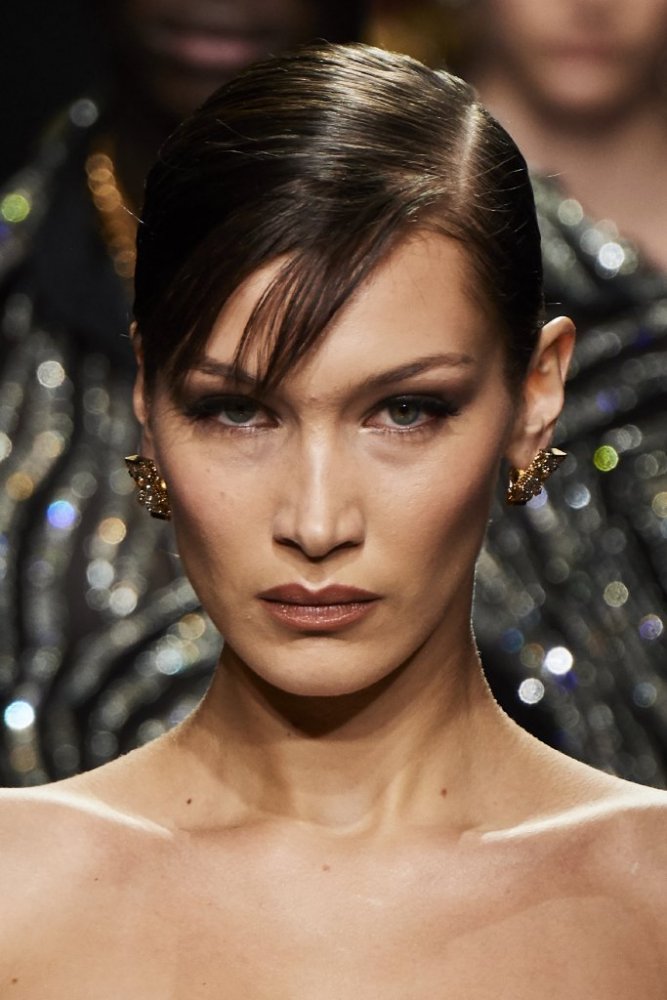 مكياج عيون قوي بدرجات برونزية للبشرة السمراء من Versace