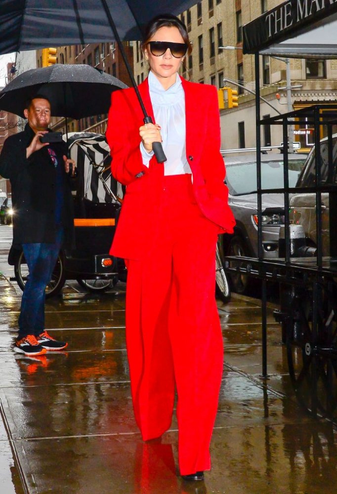 اتجهت الجميلة فيكتوريا بيكهام Victoria Beckham نحو اختيار البدلات الرسمية الواسعة والحمراء