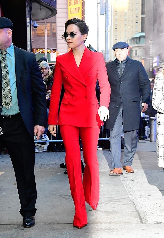 اطلالة للنجمة Daisy Ridley بموضة البدلة الرسمية الحمراء التي اختارتها مع البنطلون المستقيم