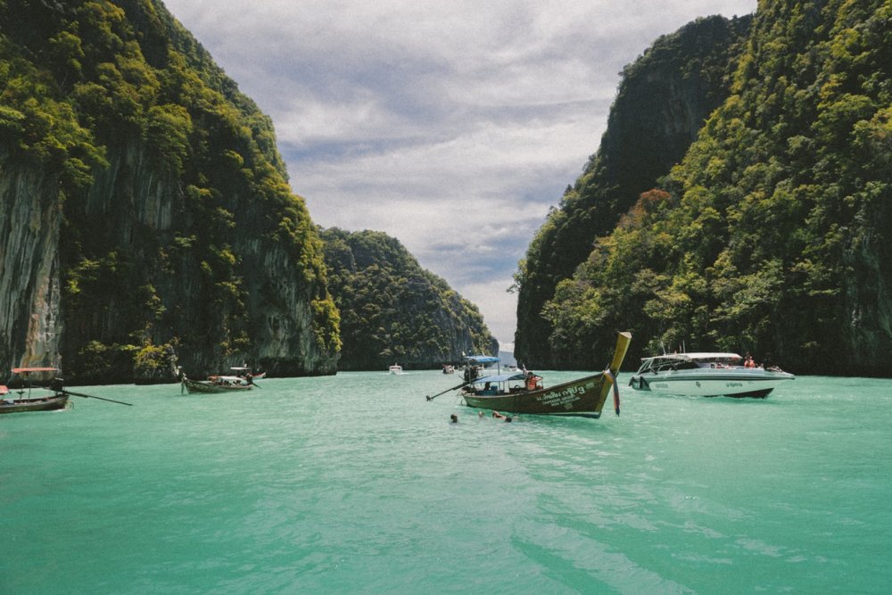 ركوب قارب للتنقل بين الوجهات السياحية الساحلية والجزر في تايلاند-Jakob Owens