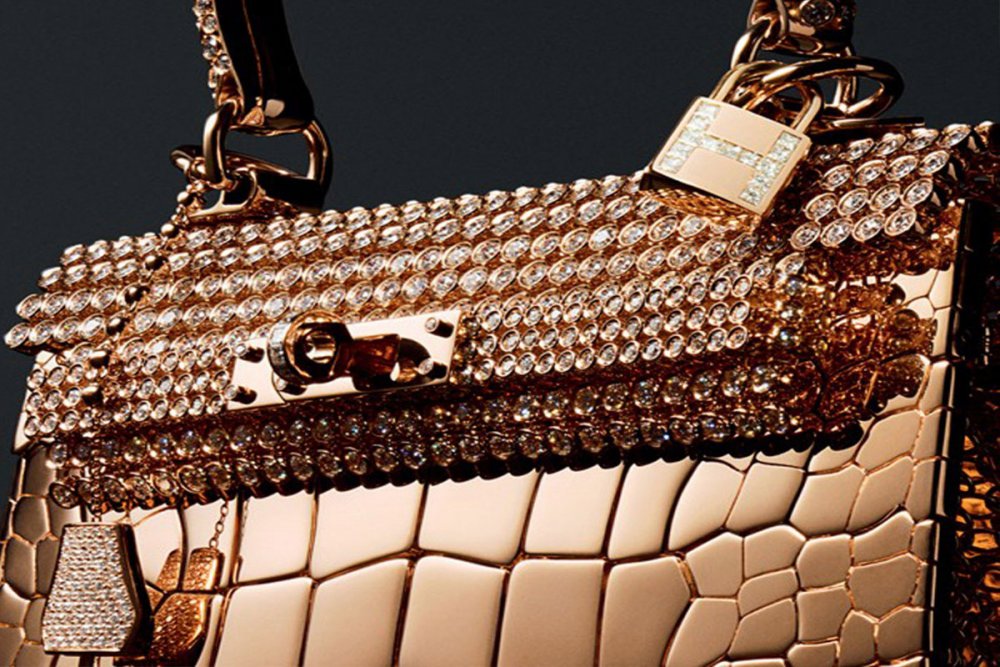 حقيبة "Kelly Rose Gold " الرائعة من قبل دار الأزياء هيرميس بالتعاون مع الجواهري بيير هاردي،