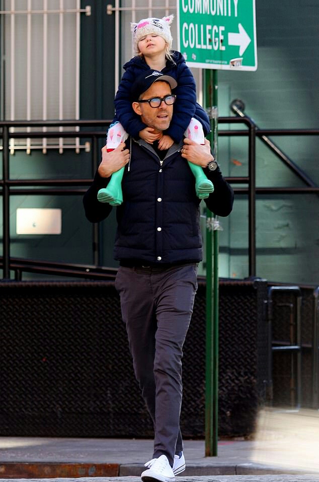 ريان رينولدز يحمل ابنته 