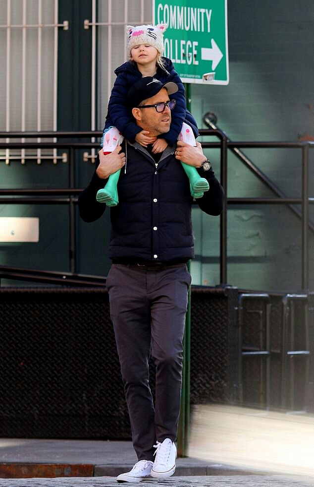 ريان رينولدز يحمل ابنته 