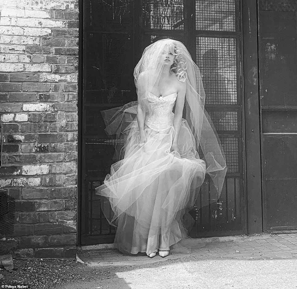 باميلا أندرسون عن فستان زفافها الذي أقيم في أجواء هادئة وطرحة تشبه طرحة الأميرة ديانا