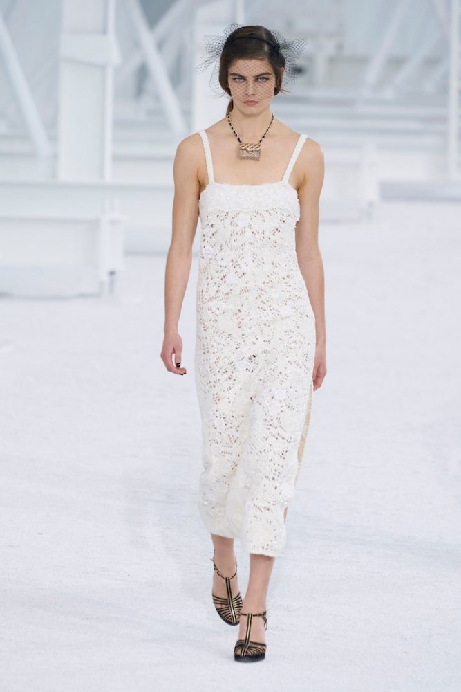 رقي وأناقة الفستان الميدي الأبيض من الدانتيل من تصميم CHANEL
