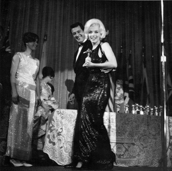 مارلين مونرو أطلت عام 1962 بفستان طويل مزيّن بالترتر لإستلام جائزة الغولدن غلوب