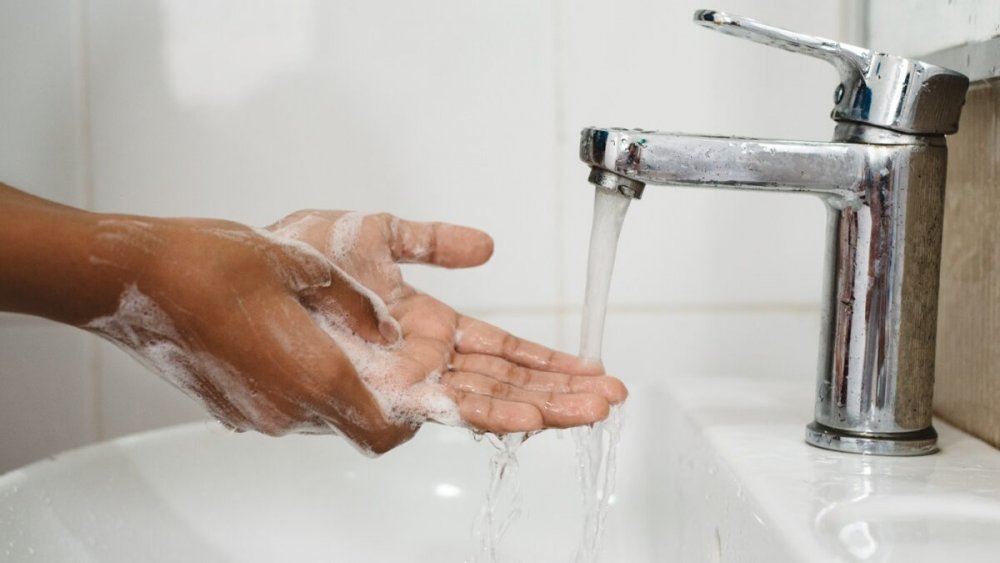 غسل اليدين ضمن الاجراءات الاحترازية لمنع انتقال عدوى كورونا خلال شهر رمضان