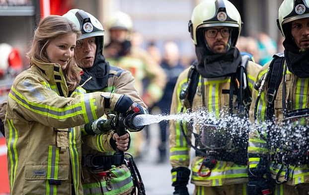 ملك بلجيكا وولية عهد بلجيكا بملابس رجال الإطفاء