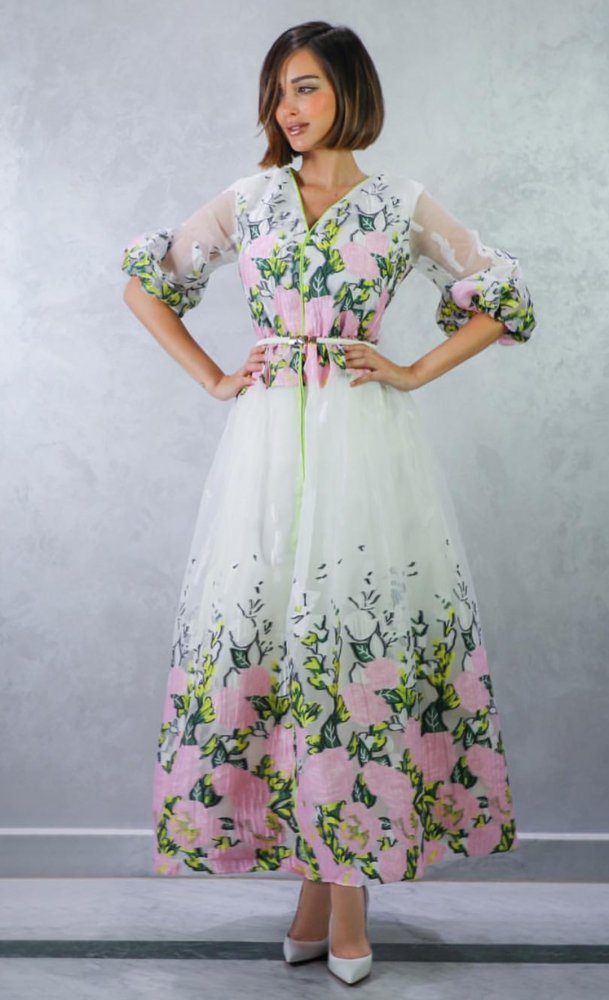 فستان واسع بأسلوب الكلوش مع طبعات الورود والزخرفات الربيعية من بسمة بوسيل