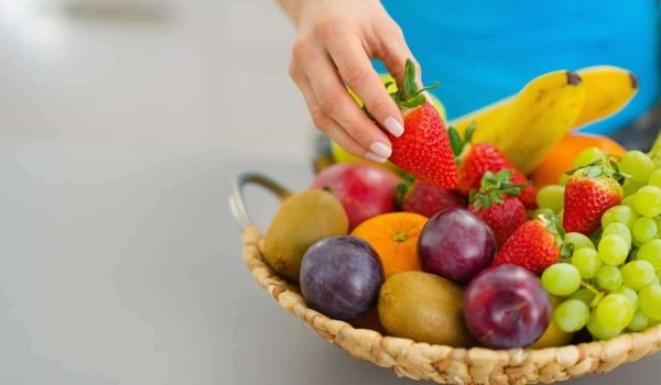 تناول الفاكهة الطبيعية بكل أنواعها إذا لم يكن من مرضى السكر