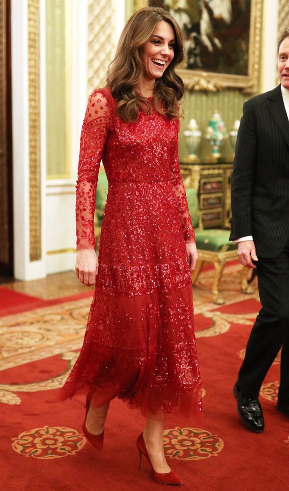 اطلالة مشرقة نسقتها كيت ميدلتون في فستان احمر براق