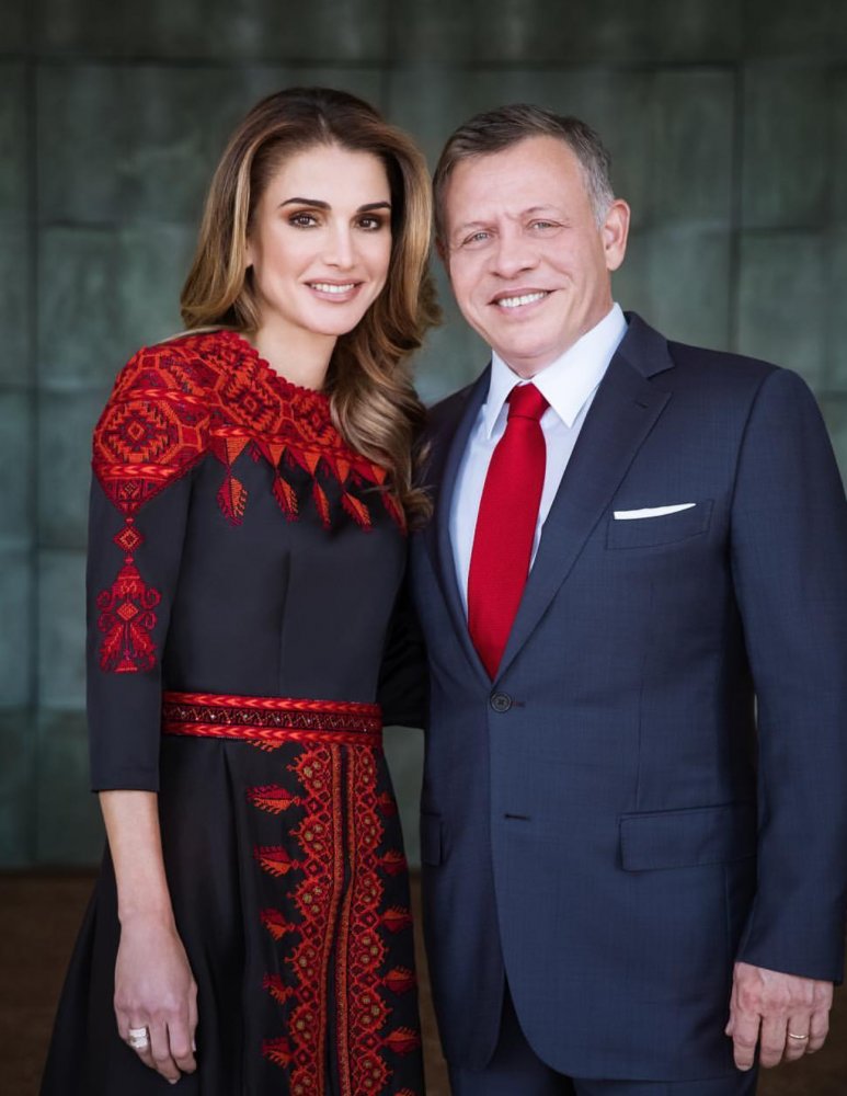 الملكة رانيا تختار زخرفات اللون الأحمر مع التصميم الاسود
