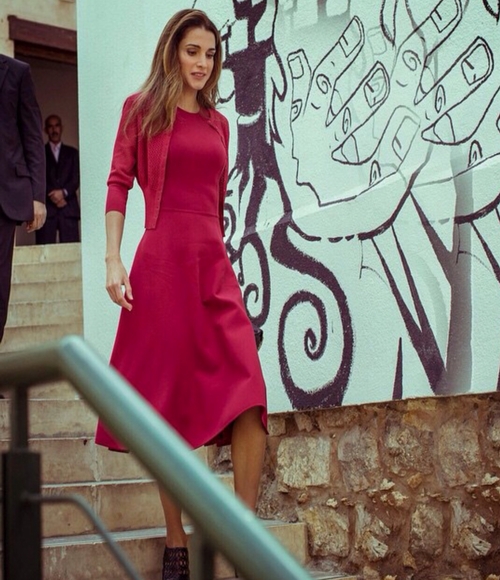 موضة الفساتين الحمراء بأسلوب الملكة رانيا