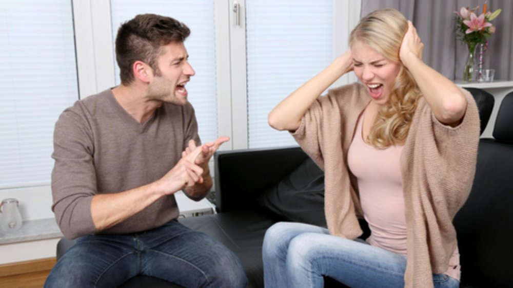 كيف اتعامل مع زوجي كثير الانتقاد - لاتجعلي من الصراخ ردة فعلك
