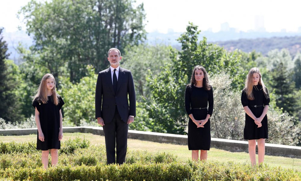 العائلة الملكية الإسبانية بملابس الحداد في مراسم لإحياء ذكرى ضحايا جائحة كورونا