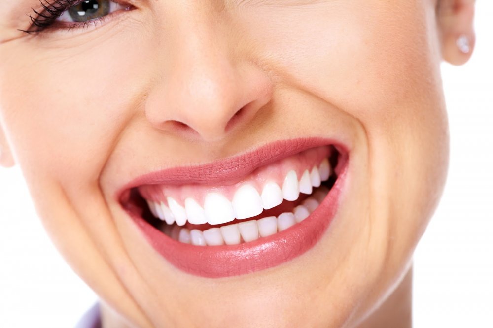 تتميز أسنان الزيركون باللون الأبيض والذي يمكن التحكم في درجته حسب طلب المريض