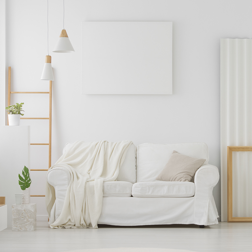 ديكور غرفة معيشة باللون الأبيض الصريح ولمسات ناعمة من الخشب