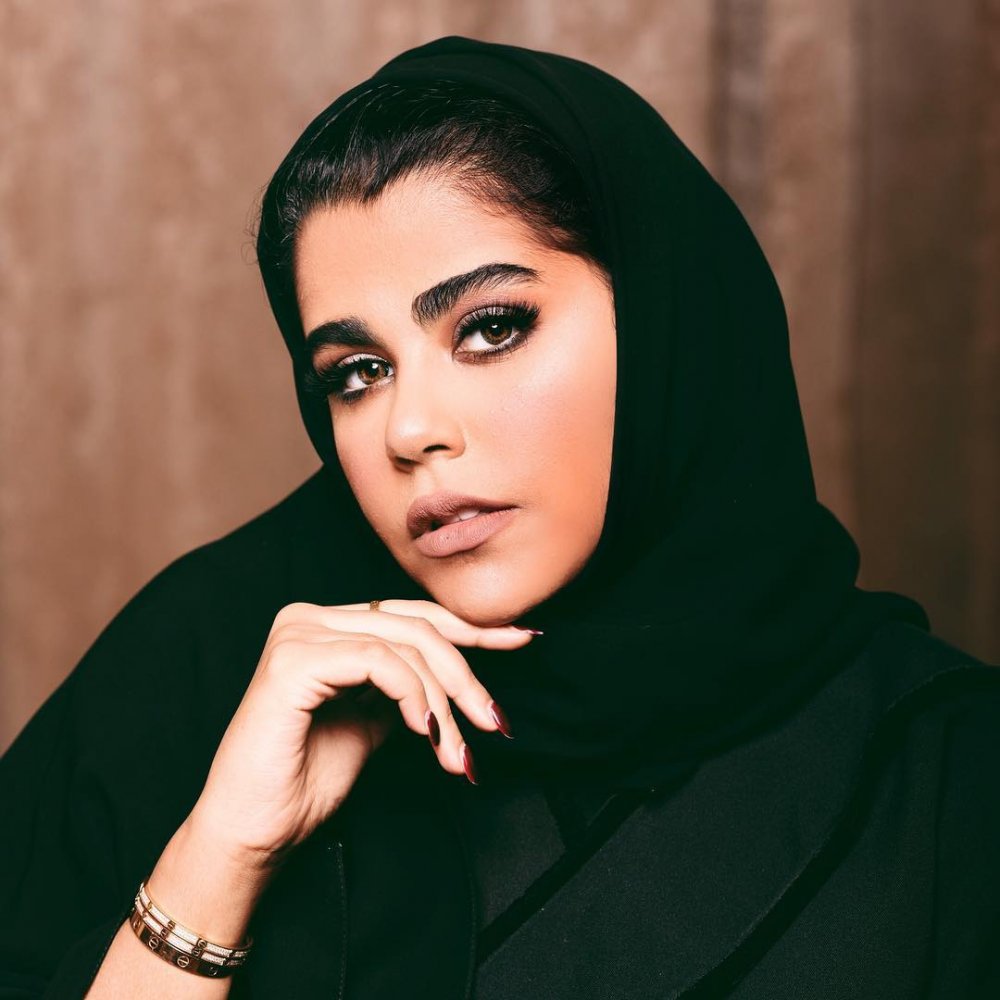 مدونة الجمال تيم الفلاسي تلهم المرأة الإماراتية