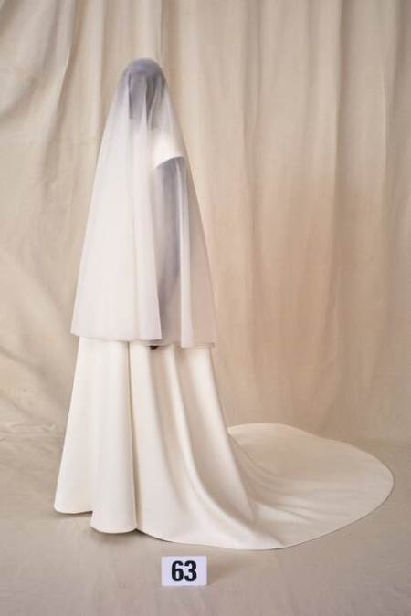 فستان زفاف عاجي اللون مستوحى من فستان كوتور صممه Cristobal Balenciaga  عام 1967