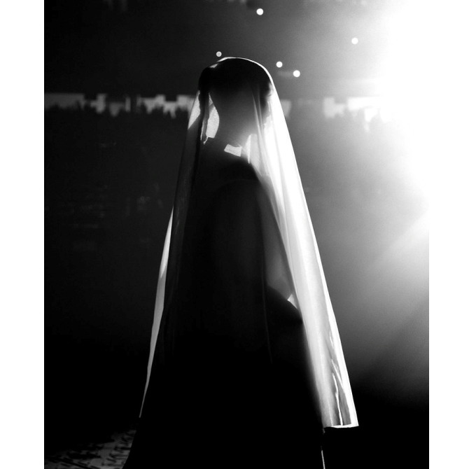 كيم خطفت الأنظار بفستان زفاف من Balenciaga مع الطرحة الطويلة- الصورة من صفحة Jason Peterson