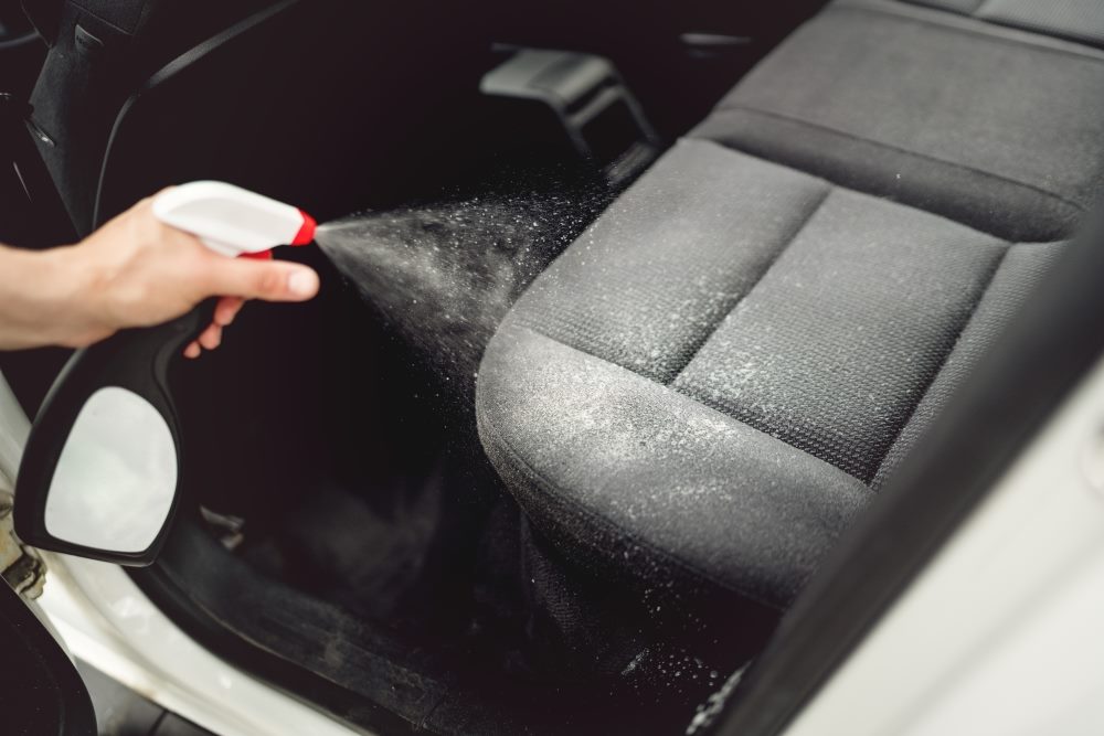 استخدمي سائل مناسب لتنظيف السيارة من الداخل