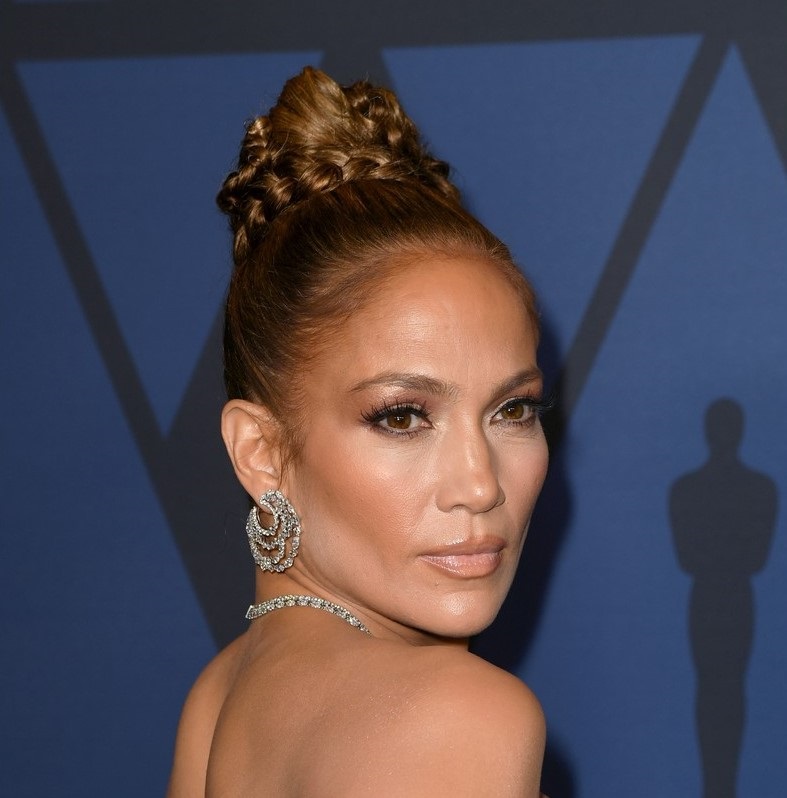Jennifer Lopez بمكياجها البرونزي الكلاسيكي