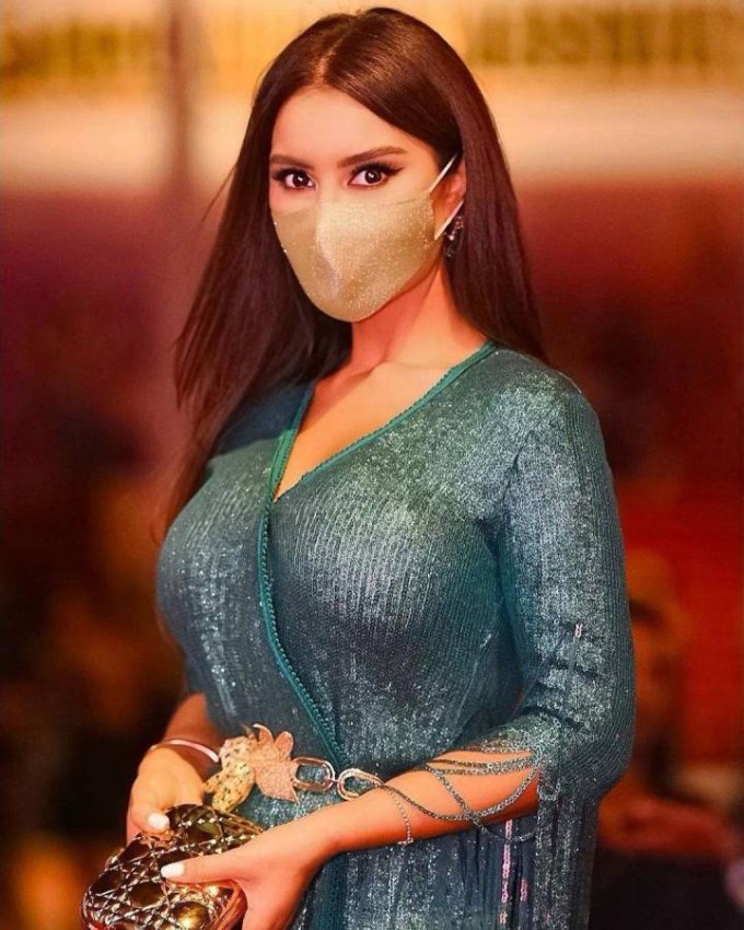  ميساء مغربي اختارت كمامة سوداء مطرزة ناسبت فستانها