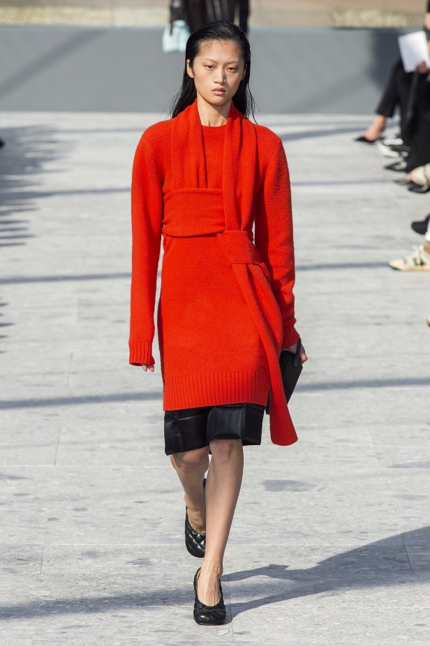 كيف ترتدين موضة الكنزة بأسلوب الفستان في شتاء 2020 من Bottega Veneta