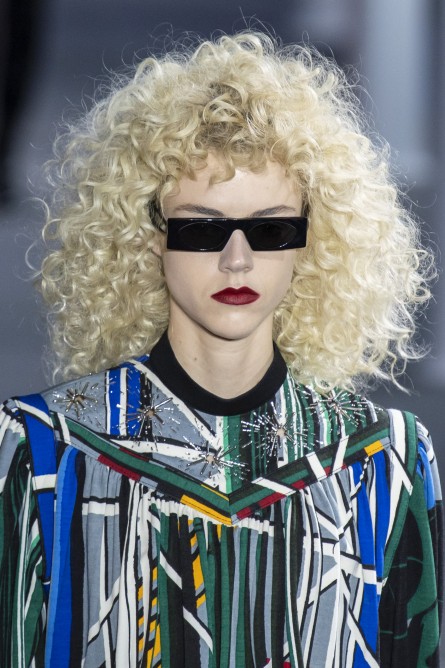 تسريحات شعر كيرلي رفيعة من دار Louis Vuitton