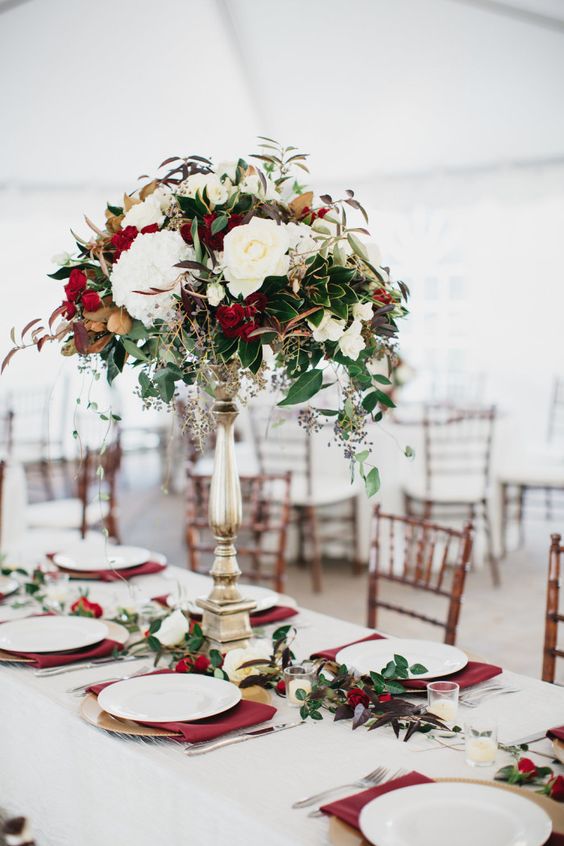 ديكورات وسط طاولات الزفاف من وحي ثيم الزفاف بألوان العيد الوطني الاماراتي