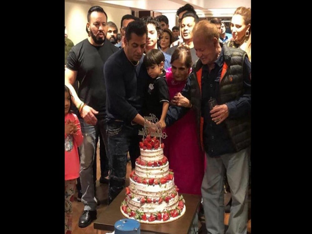 سلمان خان يقطع كعكة عيد ميلاده