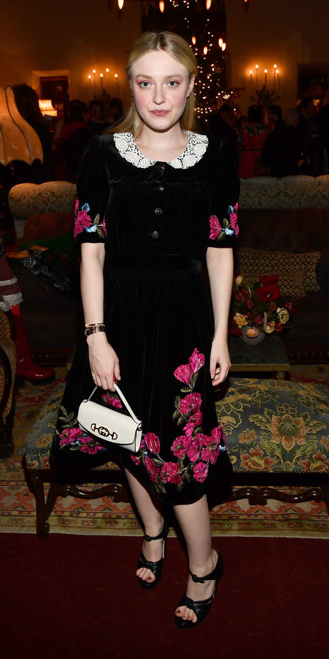 فستان أسود مخملي مع طبعات الورود الفاخرة اختارته DAKOTA FANNING من دار Gucci