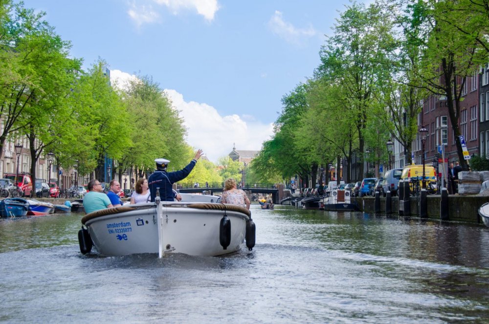  السفر الى امستردام القوارب الصغيرة