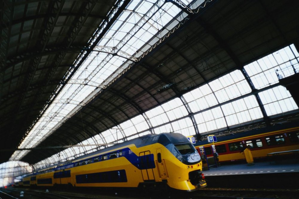 السفر الى امستردام قطارات مطار سخيبول