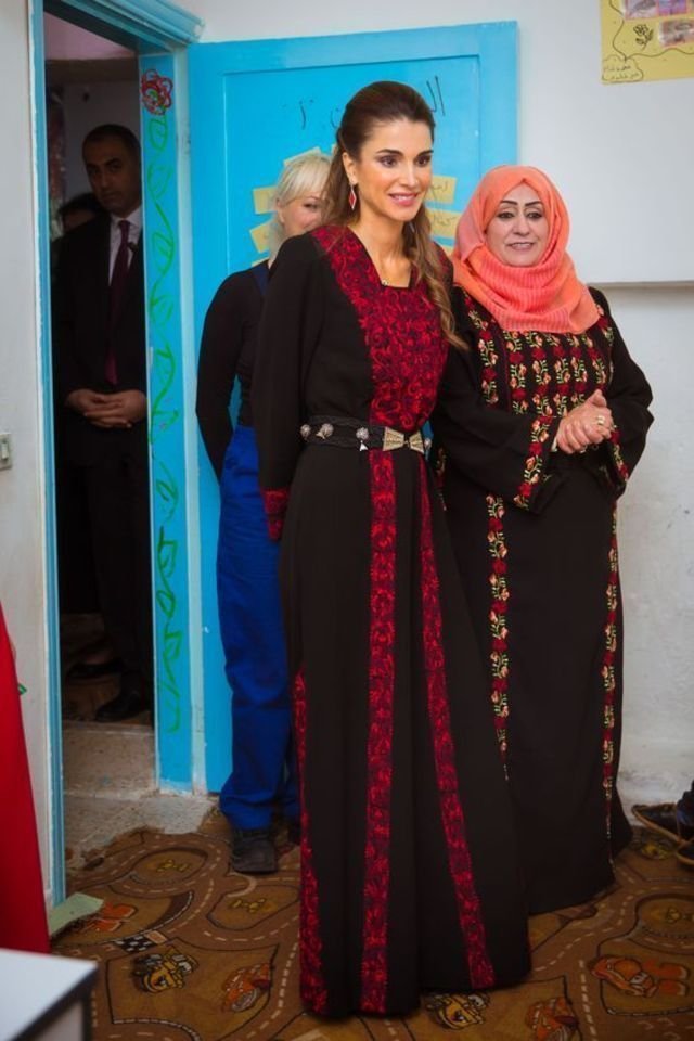 الملكة رانيا بالعبايا مع الحزام الذي حدد خصرها