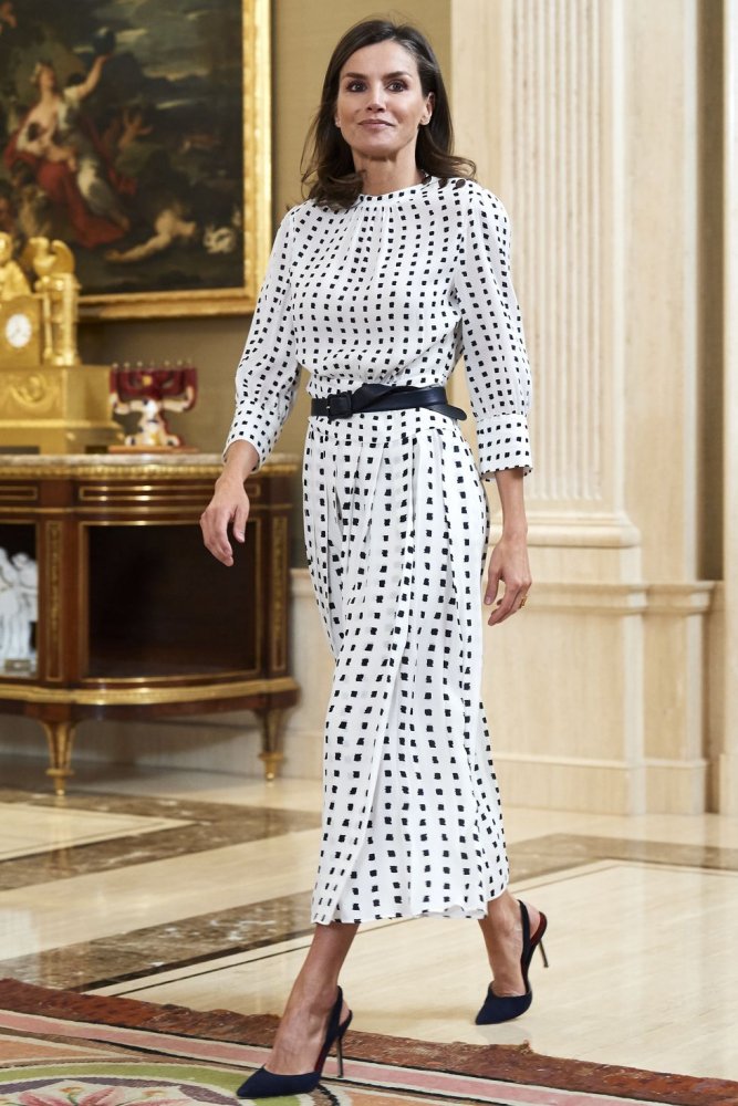ليتيزيا ملكة إسبانيا بموضة الفساتين البيضاء التي تبرز بموضة البولكا دوتس