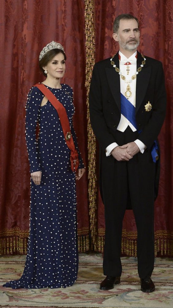 ليتيزيا ملكة إسبانيا بموضة فستان السهرة الكحلي مع تفاصيل البولكا دوتس البيضاء