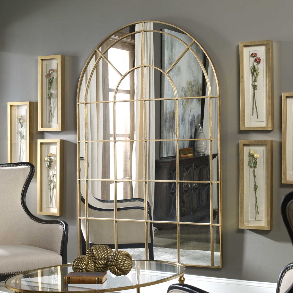 المرآة في ديكورات حوائط تعطي مساحة لغرفة المعيشة