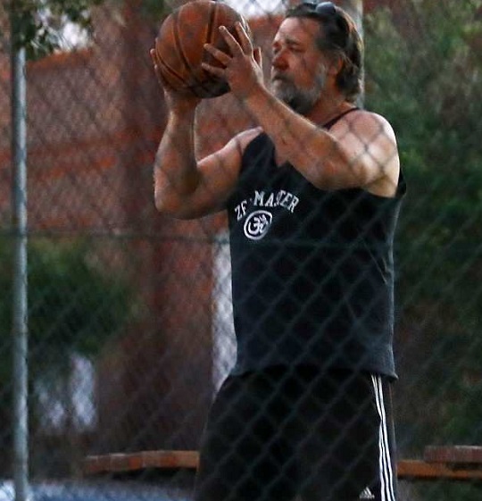 راسل يلعب السلة مع ابنه