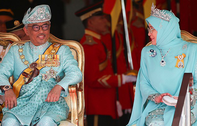 ملك وملكة ماليزيا يخضعان للحجر الصحي
