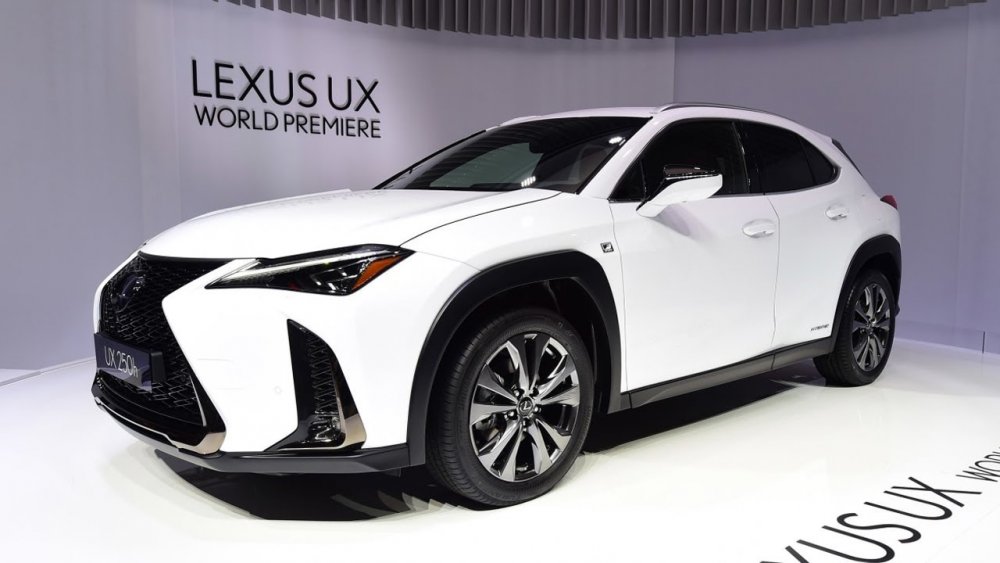 لكزس تعرض سيارة UX 2020 كروس أوفر الجديدة