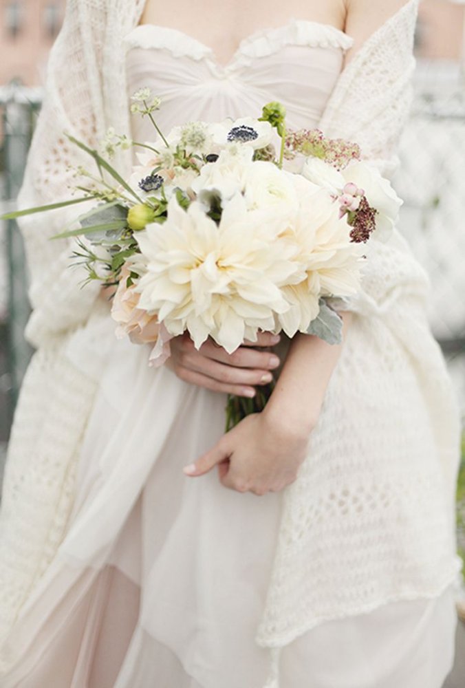 الورود البيضاء والداليا لحفل زفاف كلاسيكي مبهر