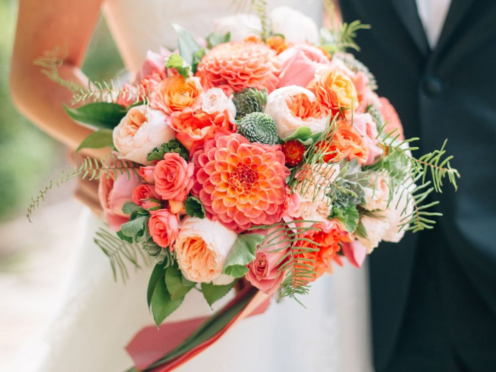 الورود بدرجة اللون الخوخي وأزهار الفاوانيا لحفل زفاف كلاسيكي تقليدي