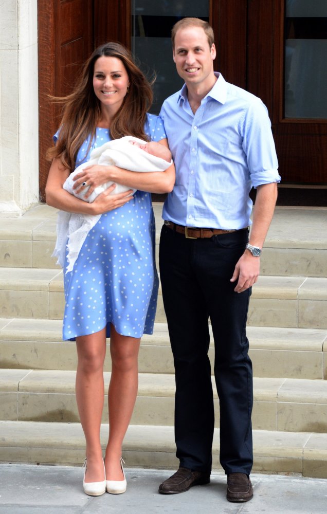 مع ابنهما المولود حديثًا الأمير جورج في لندن ، إنجلترا 2013