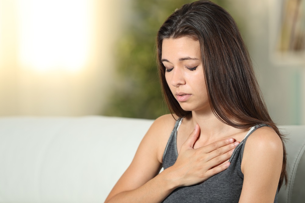 صعوبة التنفس والم الصدر من اعراض الشد العضلي في الثدي