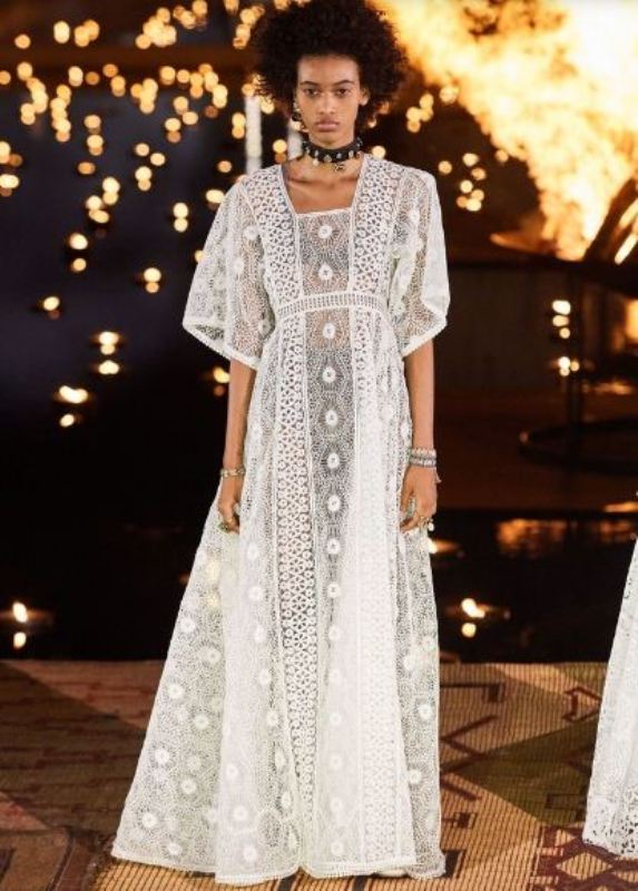 فستان الدانتيل الأبيض من Dior Resort 2020