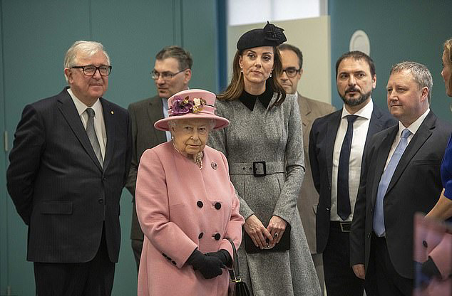 ملكة بريطانيا تعمل على إعداد كيت ميدلتون كملكة مستقبلية لبريطانيا
