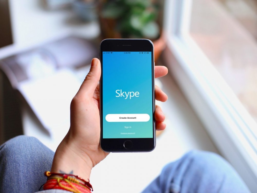 يوفر تطبيق Skype ميزة مشاركة الشاشة لعرض المستندات مع الفريق أثناء التحدث