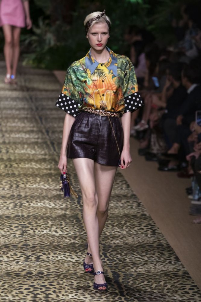 افكار تنسيق القمصان المزخرفة مع الشورت من Dolce&Gabbana