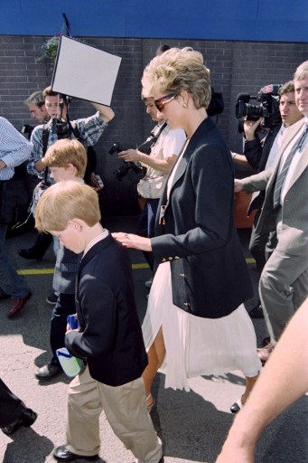 الأميرة ديانا وابنيها الأمير ويليام والأمير هاري